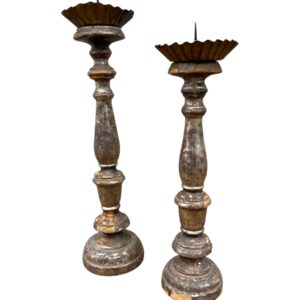 Coppia di candelieri in legno scolpiti e argentati